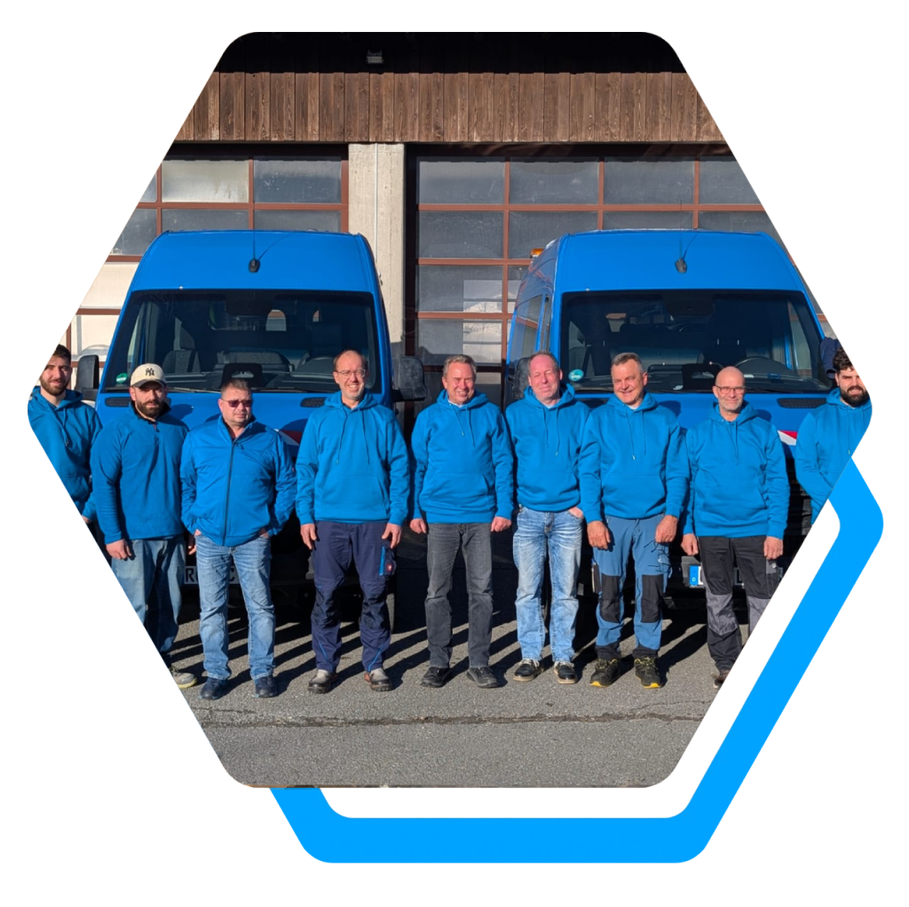 Mitarbeiter in blauen Hoodies