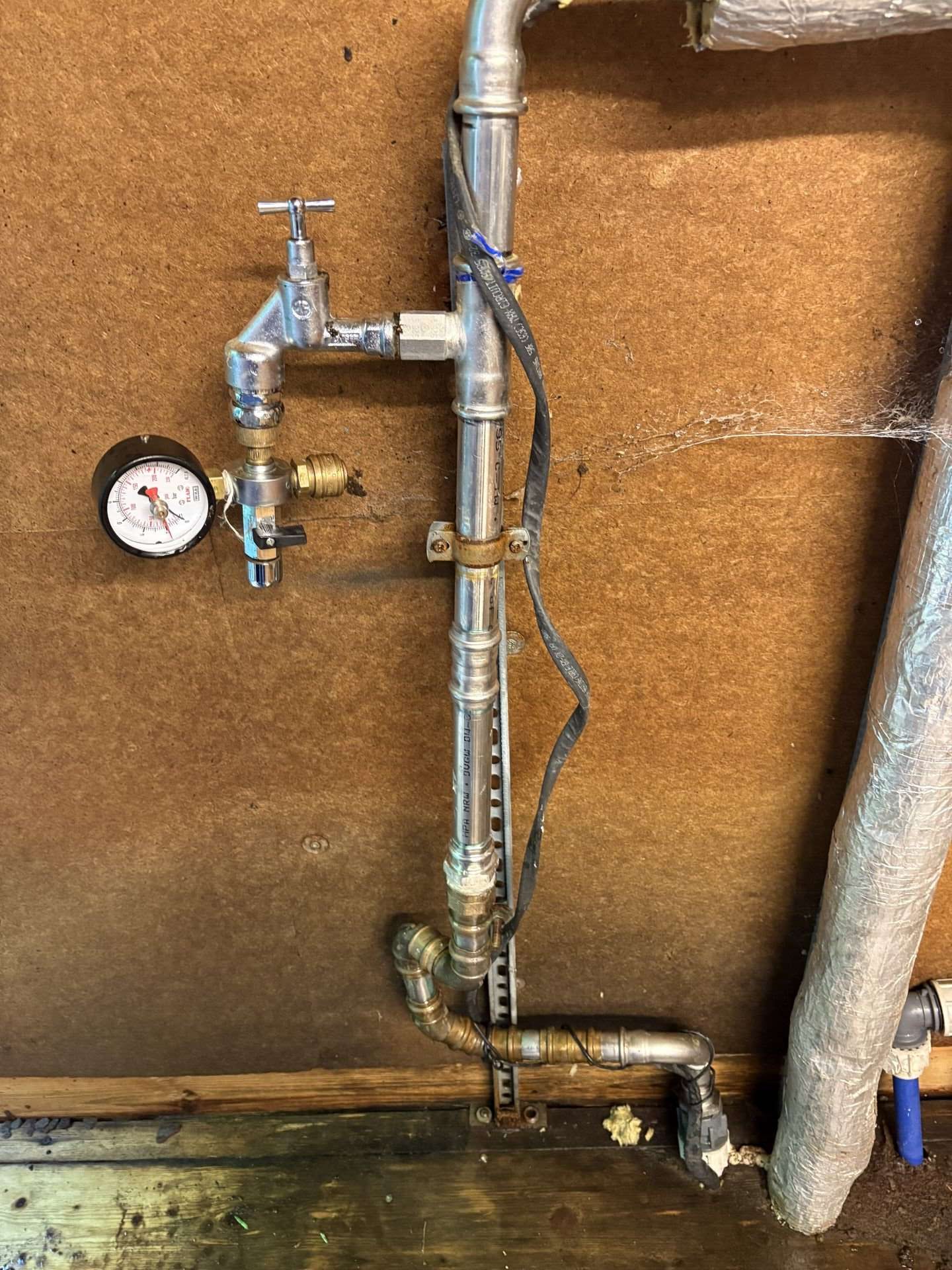 Rohrleitungen mit Druckmesser